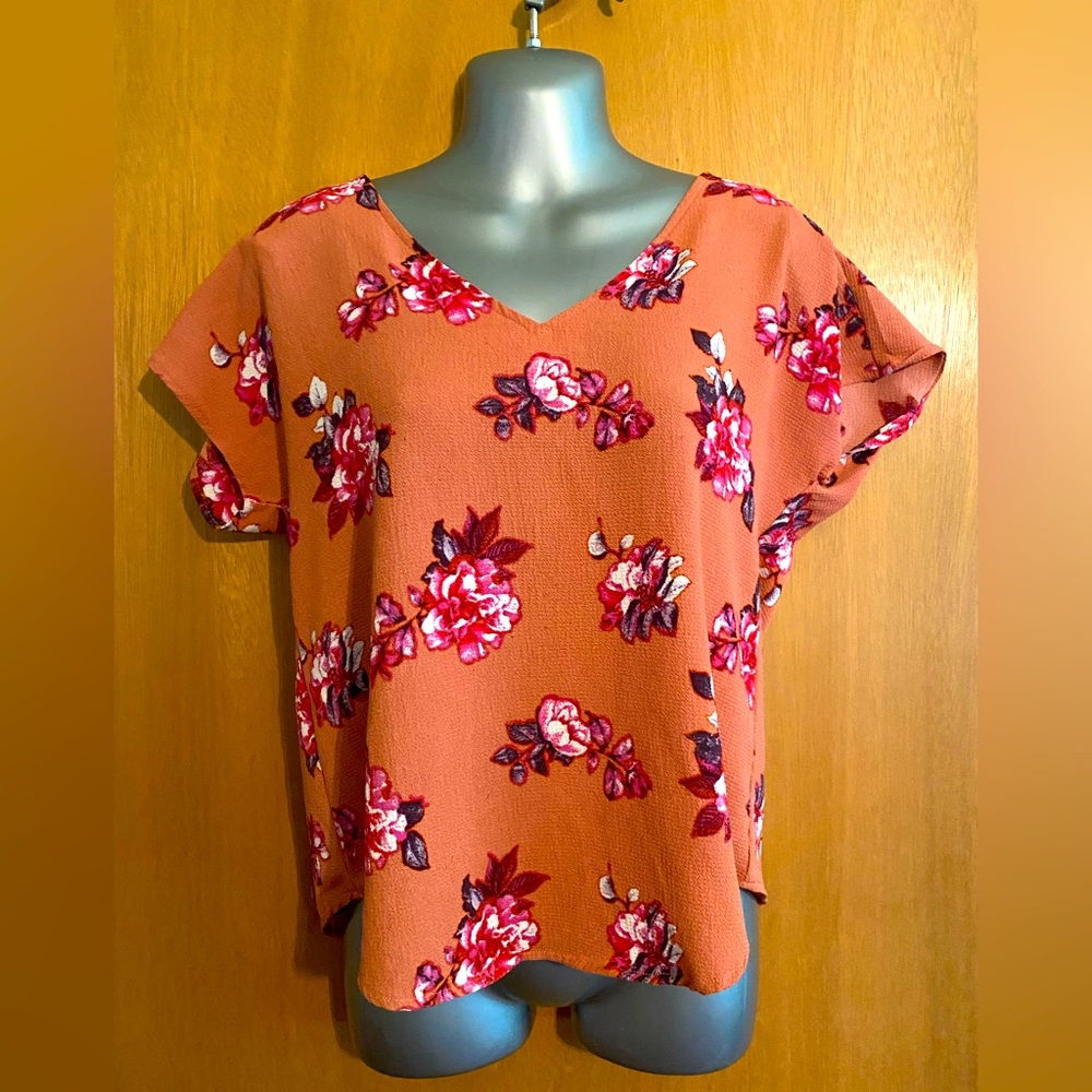 ❤️Cute and comfy polyester top by Justify.